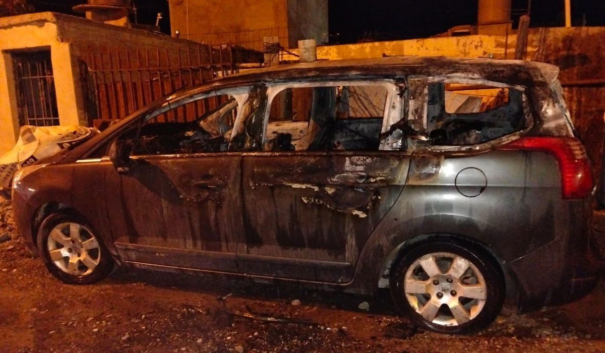 El fuego destruyó un vehiculo en un incendio que se sospecha fue intencional
