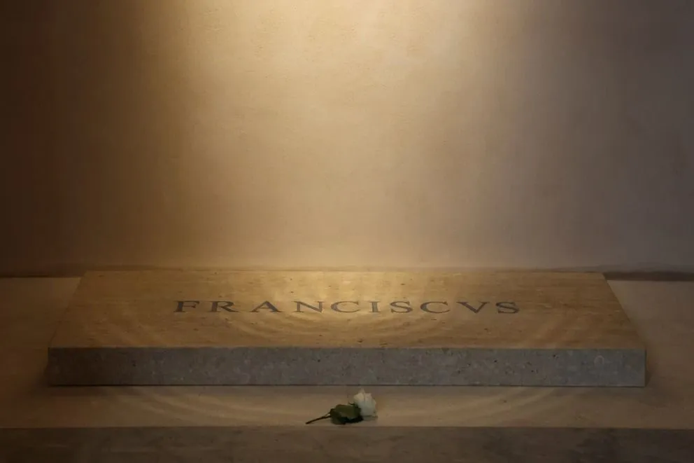 “Franciscus”: las imágenes de la tumba de Francisco