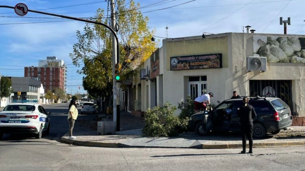 Perdió el control del auto en Trelew, subió a la vereda y arrancó un árbol