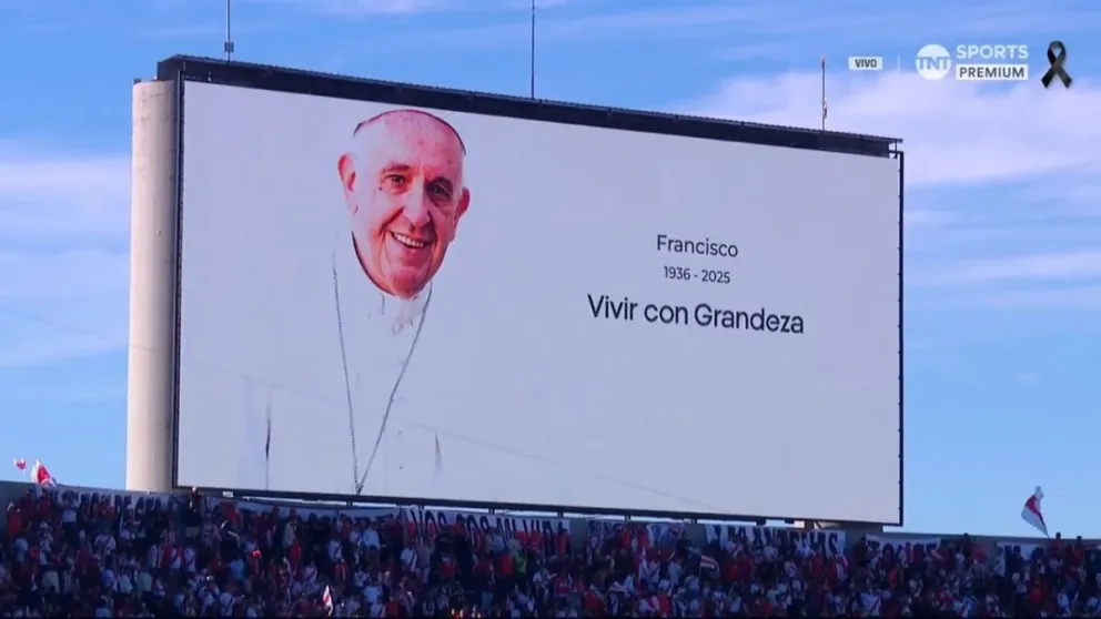 Emotivo homenaje a Francisco en el Monumental antes del Superclásico