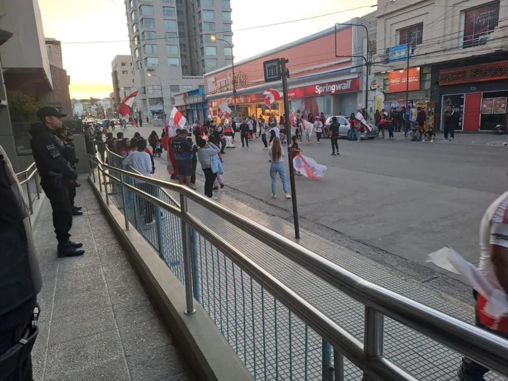 Detienen a un hombre con un cuchillo durante los festejos del superclásico