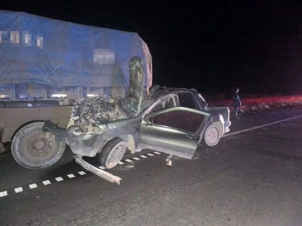 Choque en la Ruta 3: una camioneta terminó incrustada contra un camión