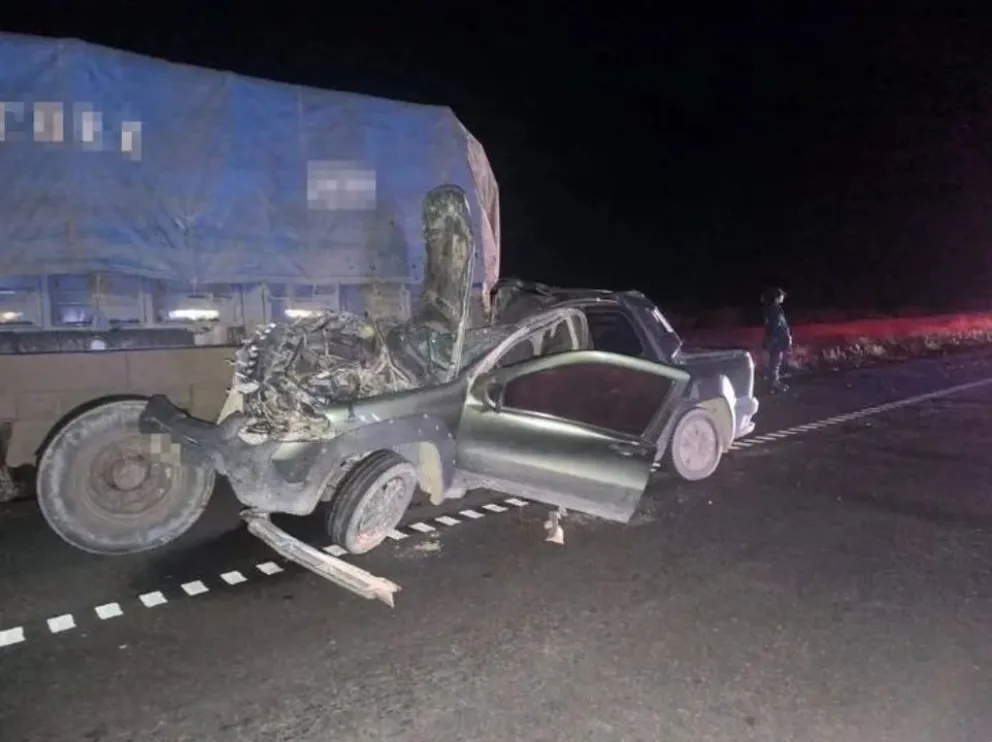 Choque en la Ruta 3: una camioneta terminó incrustada contra un camión
