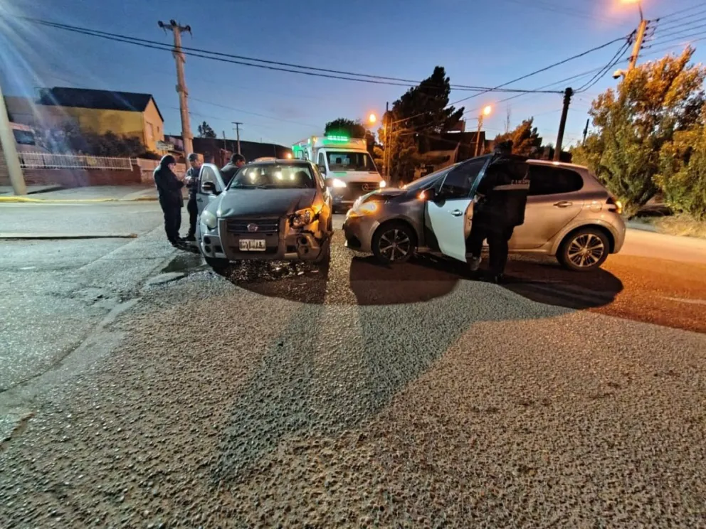 Un herido tras choque entre dos autos en Fragata Sarmiento y Antártida Argentina