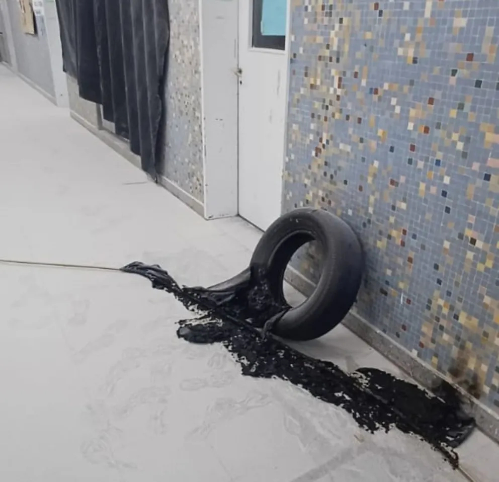 Robo y destrozos en una escuela de Playa Unión: usaron matafuegos y quemaron una cortina