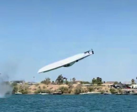 Una lancha voló por los aires y se estrelló a 320 km/h en un lago de Arizona