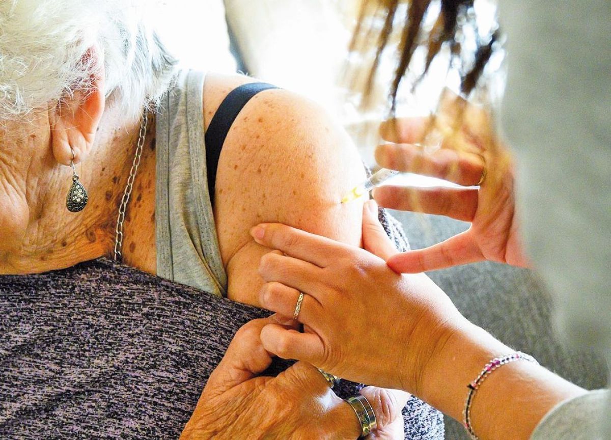 Se comenzó en Comodoro con la vacunación domiciliaria a personas con movilidad reducida