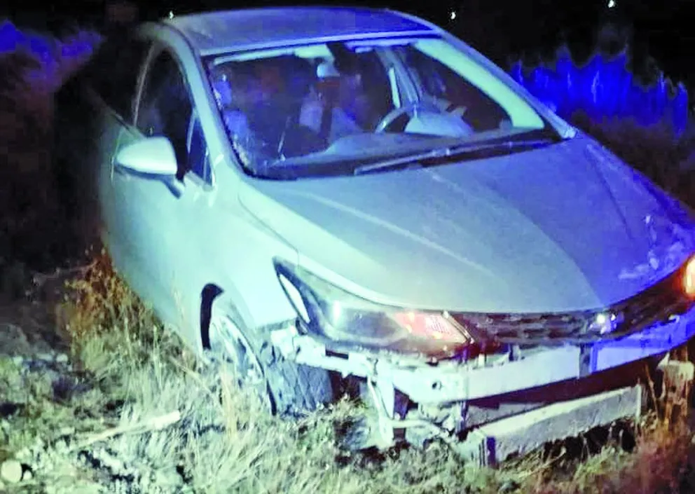 Un automóvil volcó cerca de la cárcel que está camino a Madryn