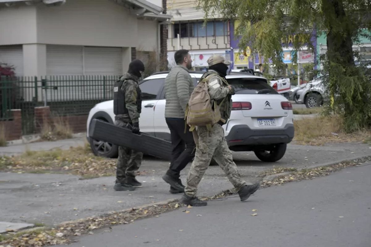 Tensión en Río Gallegos: un hombre se atrincheró en una inmobiliaria y fue trasladado al hospital