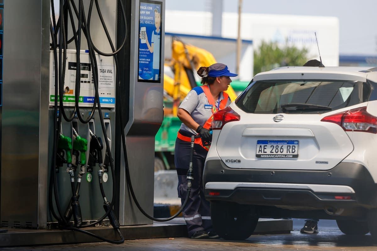 Baja del 4% en combustibles: economistas afirman que el precio podría seguir disminuyendo