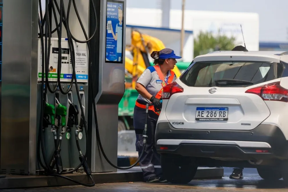 Baja del 4% en combustibles: economistas afirman que el precio podría seguir disminuyendo