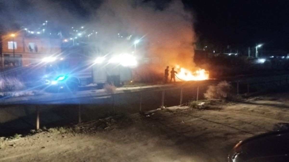 Destrucción total: se incendió un auto en plena calle en zona sur