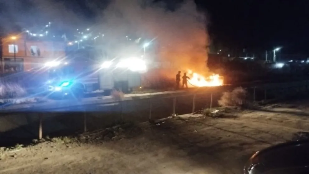 Destrucción total: se incendió un auto en plena calle en zona sur