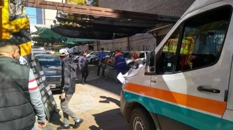 Cayó dos veces desde un edificio: investigan si fue robo o intento de suicidio