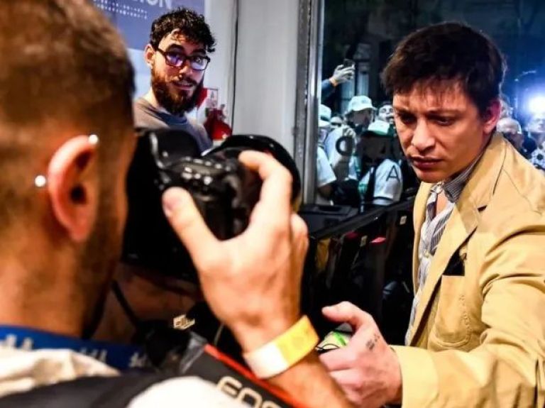 “¿A mí me vas a sacar una foto? Nah”: Caputo increpó a un fotógrafo y le sacó una foto a su carnet
