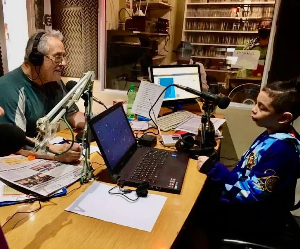 Dick Almonacid, con sus 83 años sigue acompañando al semillero del fútbol comodorense