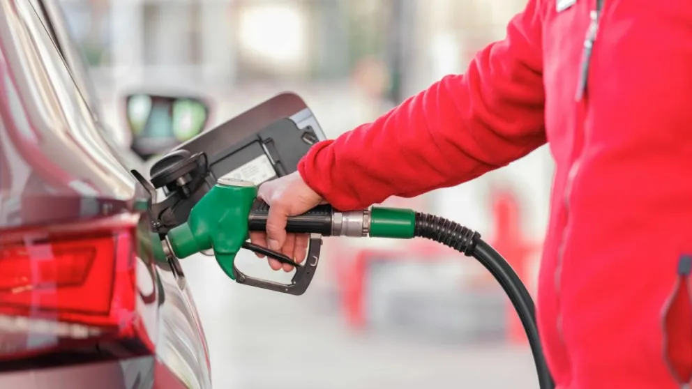 Llenar el tanque del auto hoy se convirtió en una odisea: deben invertirse cerca de 50.000 pesos.