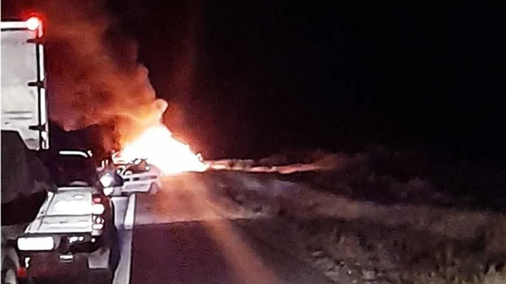 Un auto se prendió fuego entre Trelew y Puerto Madryn y causó alarma en la doble trocha