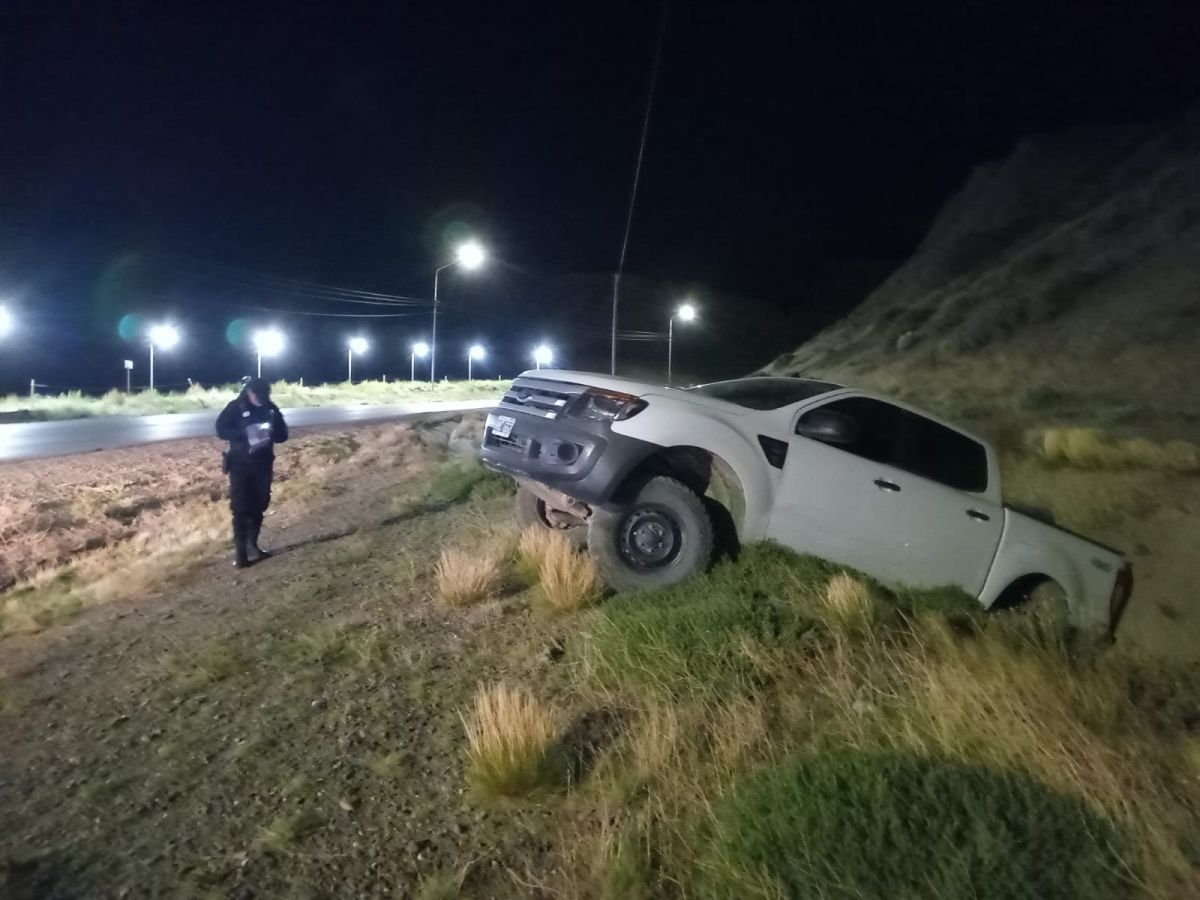Camioneta despistada en el Camino Centenario