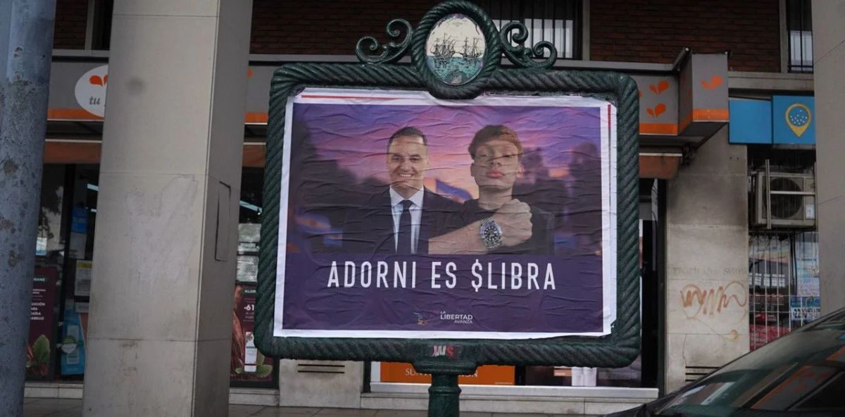 Aparecen carteles contra Manuel Adorni en Buenos Aires en medio de la campaña