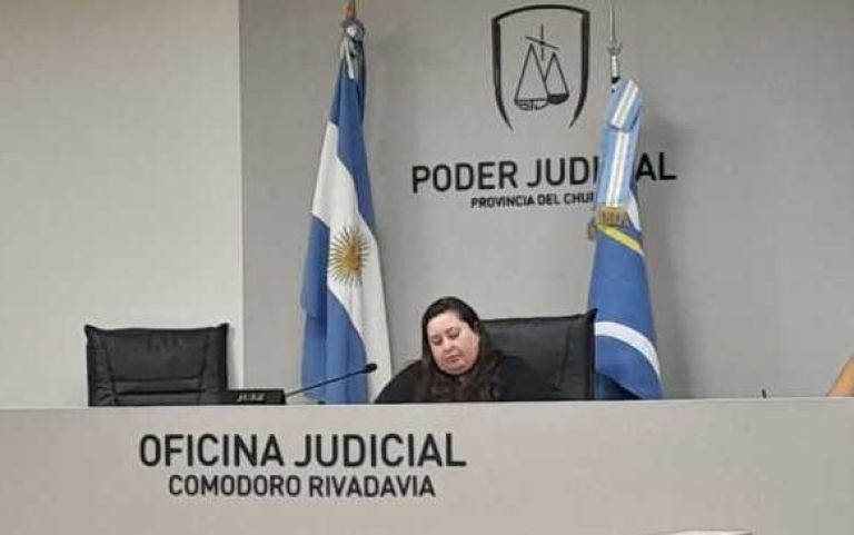 Jueza advierte que liberará a preso con 18 causas si no recibe tobillera electrónica para reemplazar la que este rompió para escaparse