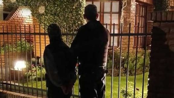 Un menor de edad fue sorprendido robando en una casa y terminó detenido