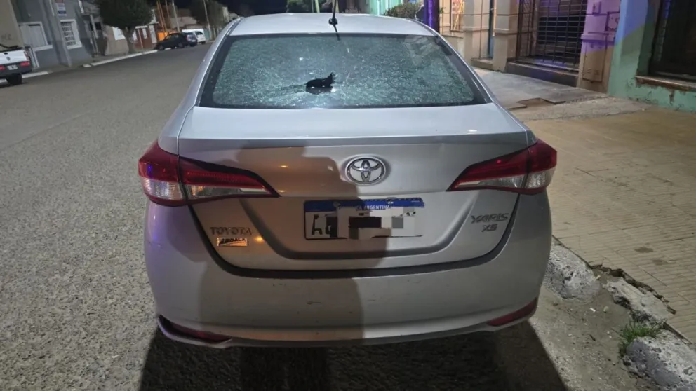 Cuatro jóvenes fueron aprehendidos por destrozos a vehículos y un comercio