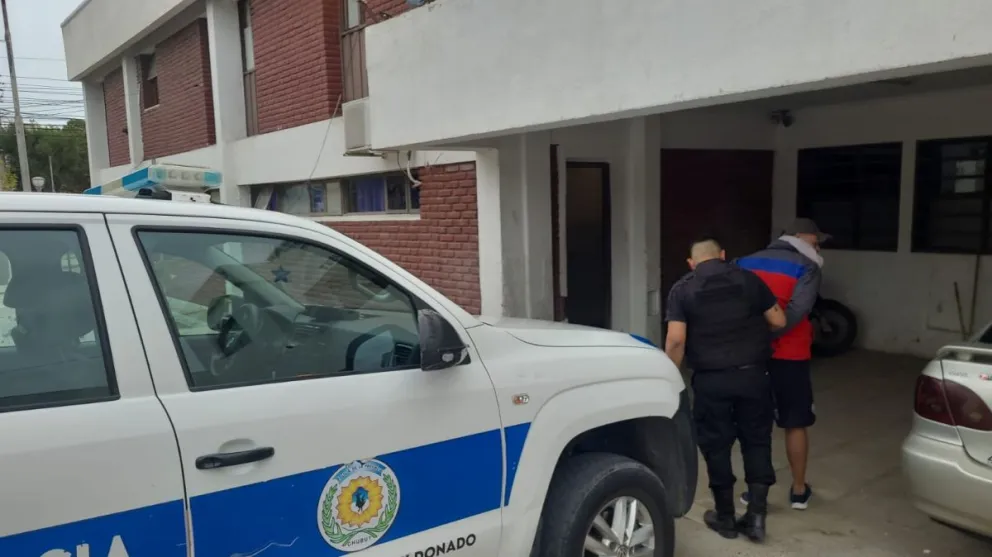 Detenido con pedido de captura en un control policial en 13 de Diciembre y Sargento Cabral