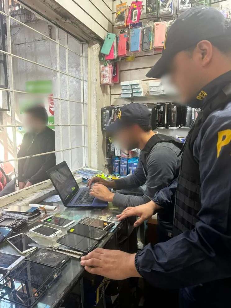 Desarticulan una banda dedicada a desbloquear y revender celulares robados