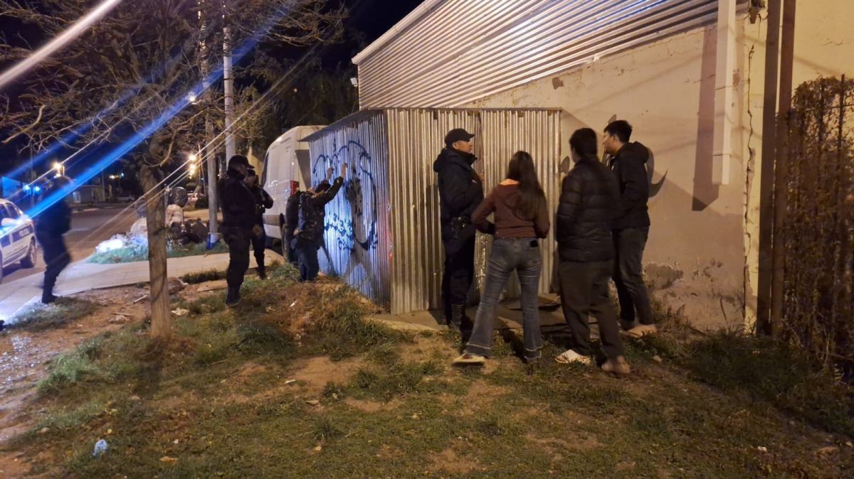 Dos aprehendidos tras intentar robar en un supermercado 