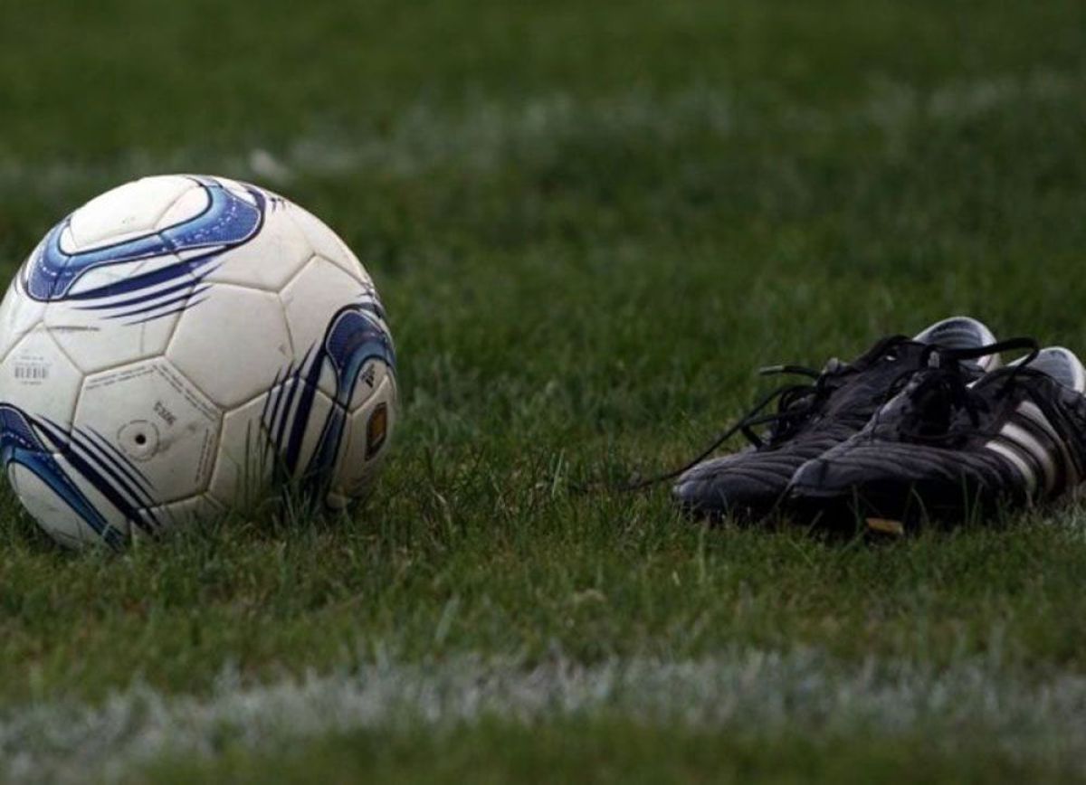 Realizan colecta solidaria para adquirir botines de fútbol para niños.