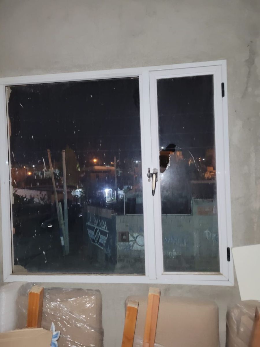 Rompió una ventana y amenazó de muerte a un vecino