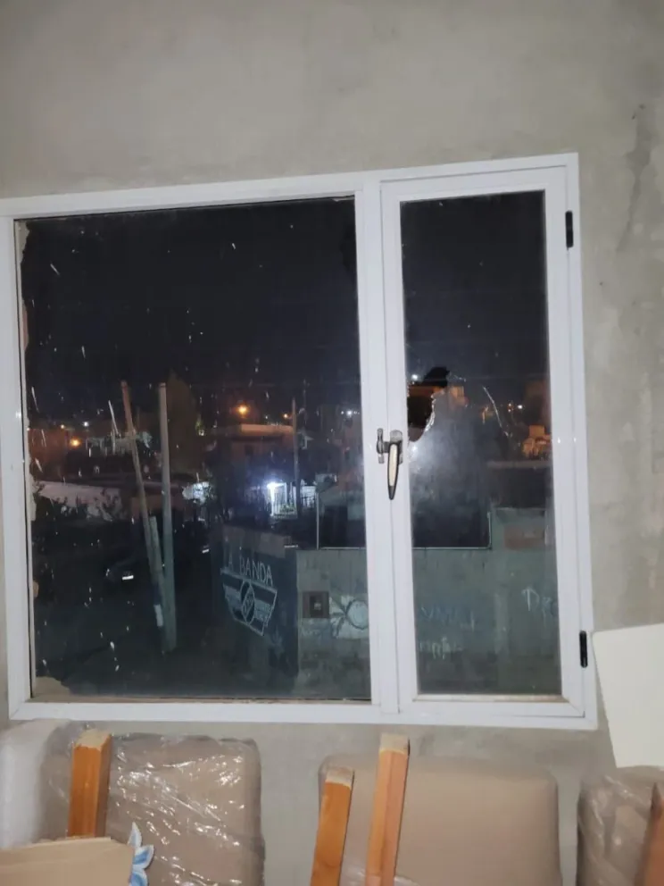 Rompió una ventana y amenazó de muerte a un vecino