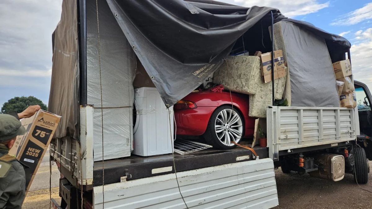 Corrientes: intentaban ingresar un BMW sin papeles oculto entre colchones y electrodomésticos