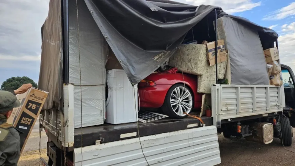 Corrientes: intentaban ingresar un BMW sin papeles oculto entre colchones y electrodomésticos