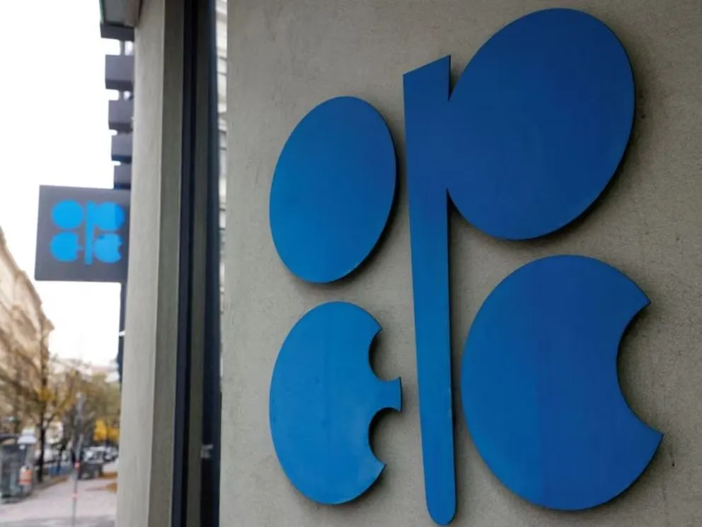 El petróleo cae más del 2 % tras decisión de la OPEP+