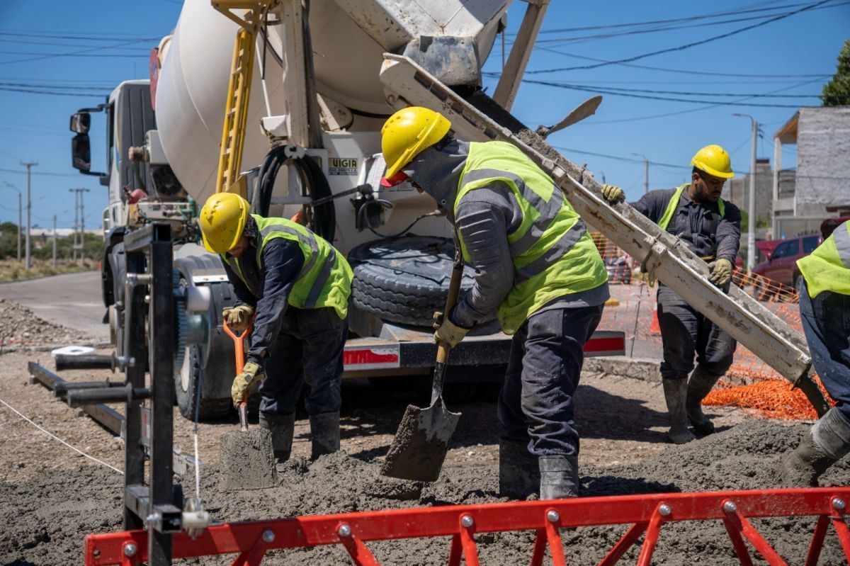 Con más de 45% del presupuesto anual ejecutado, el Municipio avanza con nuevas obras: se licitó asfalto para el barrio Ceferino