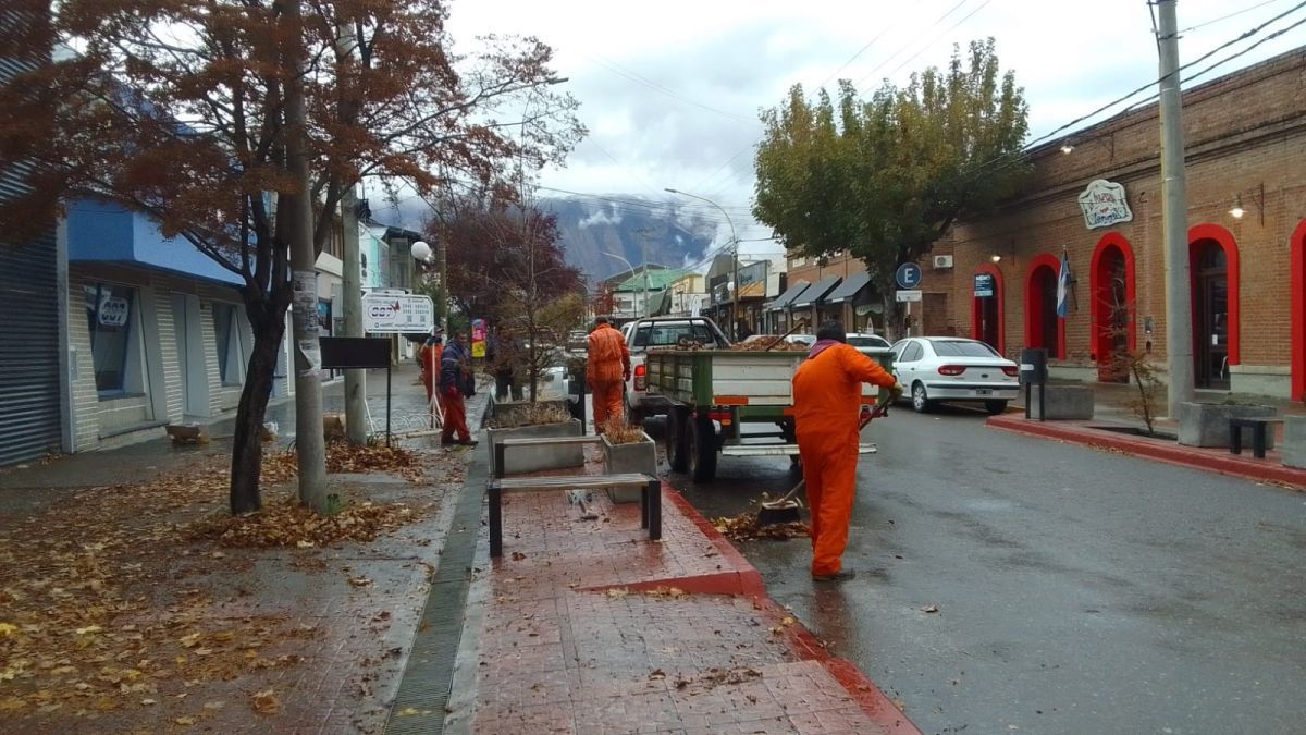 En Esquel intensifican trabajos de limpieza de desagües pluviales para evitar anegamientos ante las lluvias