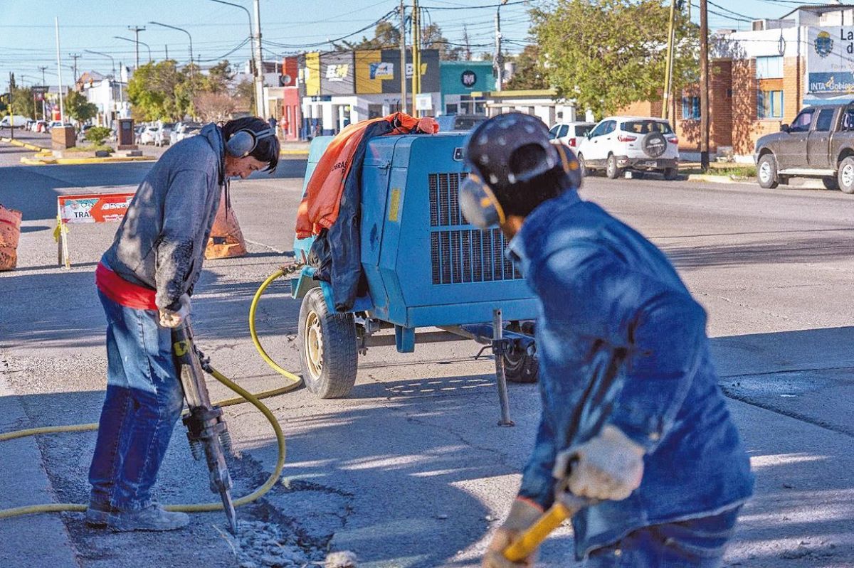 Se ejecutan mejoras viales sobre avenida 25 de Mayo y en barrios de Rawson
