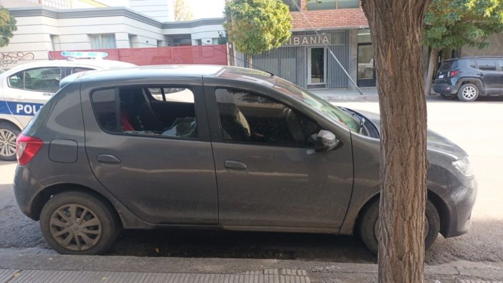 Dos menores de edad rompieron un auto y robaron una notebook en pleno centro