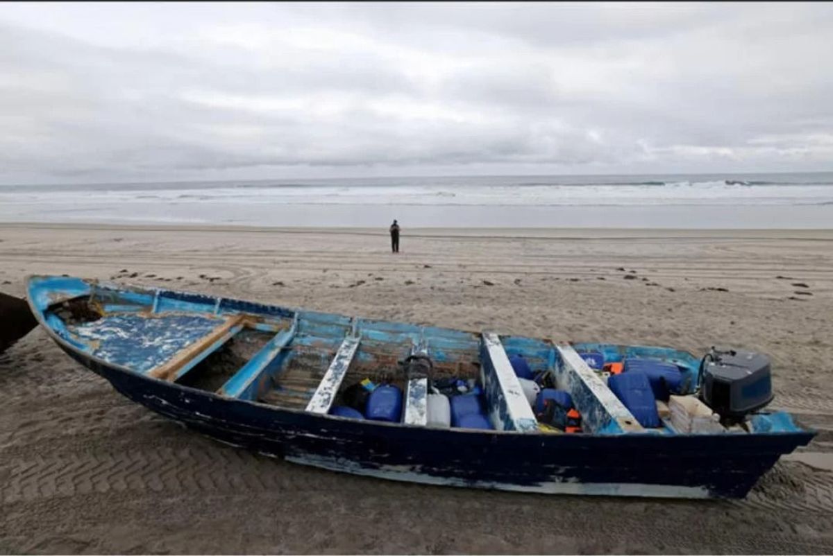 Al menos tres muertos tras el vuelco de una lancha: investigan si eran migrantes