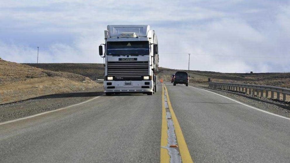 Una madre intentó arrojar a su hija a la ruta y ciclistas la salvaron