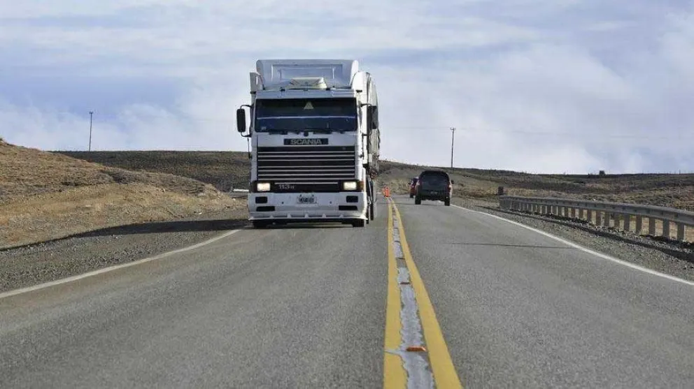 Una madre intentó arrojar a su hija a la ruta y ciclistas la salvaron