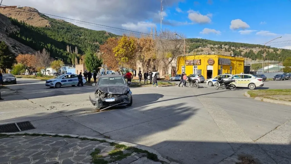 Choque entre dos autos en Esquel: una persona fue trasladada al hospital