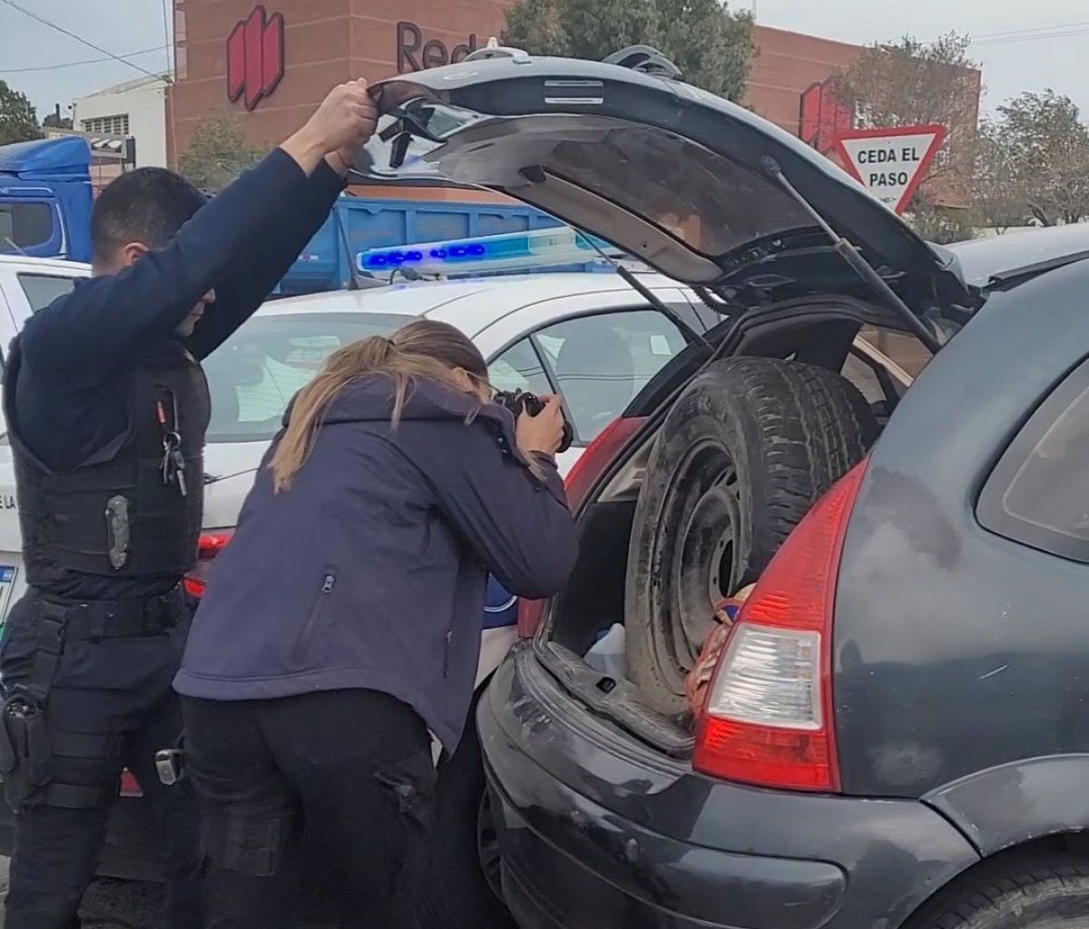 Detuvieron a tres sujetos cuando robaban la rueda de auxilio de una camioneta