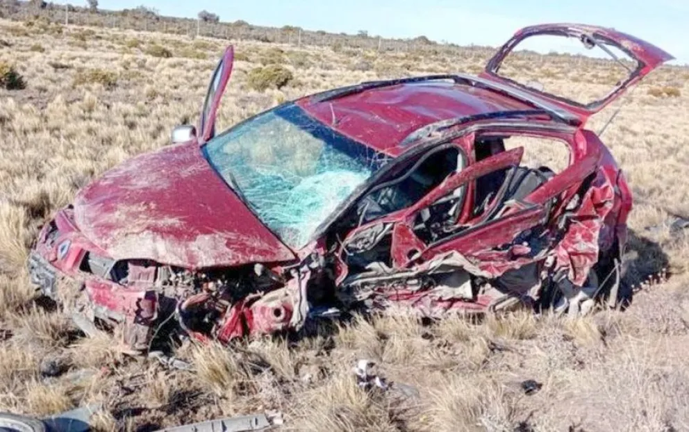Conductor se queda dormido, choca casi de frente con su camioneta a un auto y lo hace volcar cerca de Garayalde
