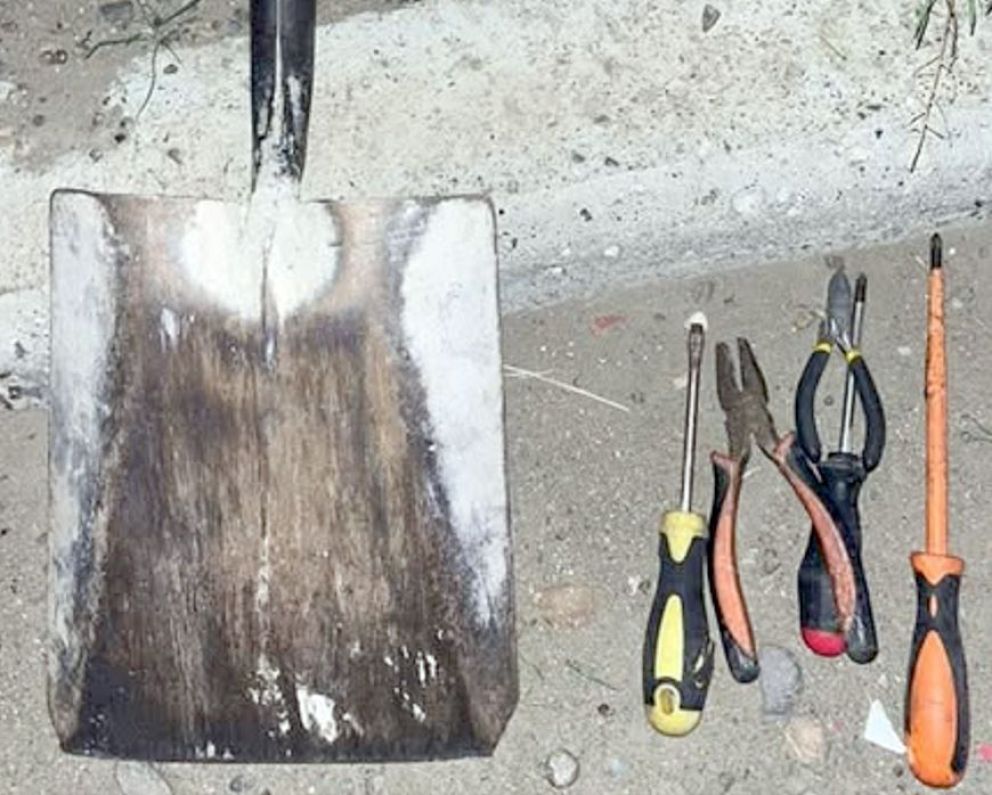Cayeron dos ladrones con una pala, dos pinzas y dos destornilladores robados