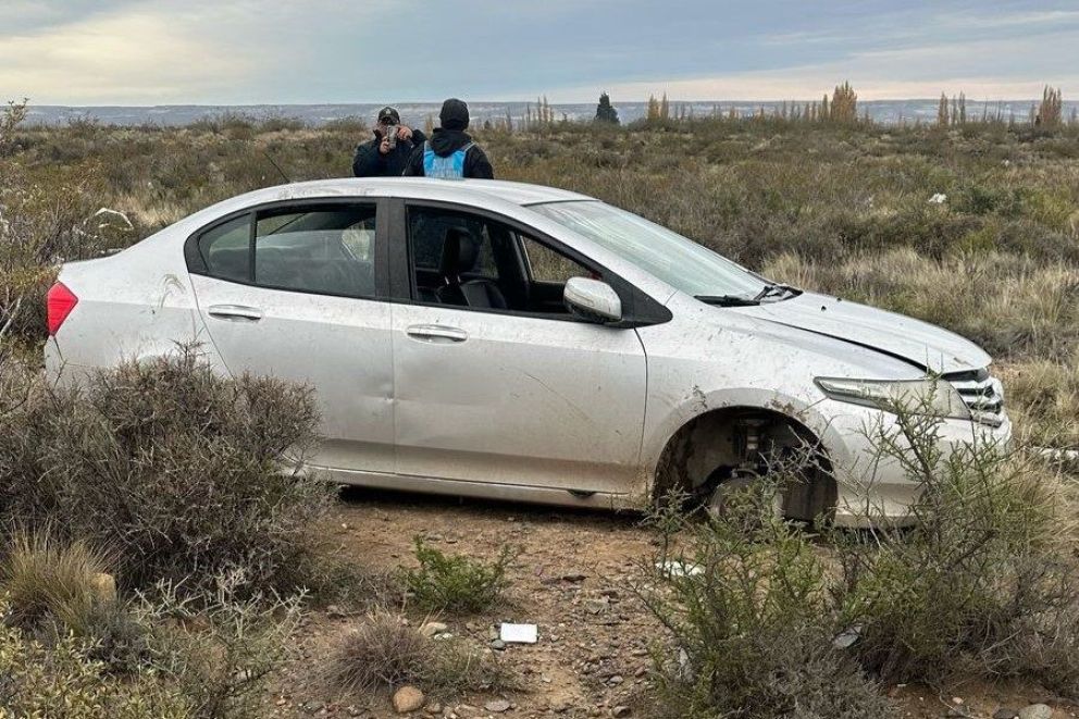 Encontraron un auto robado sin ruedas ni elementos del interior