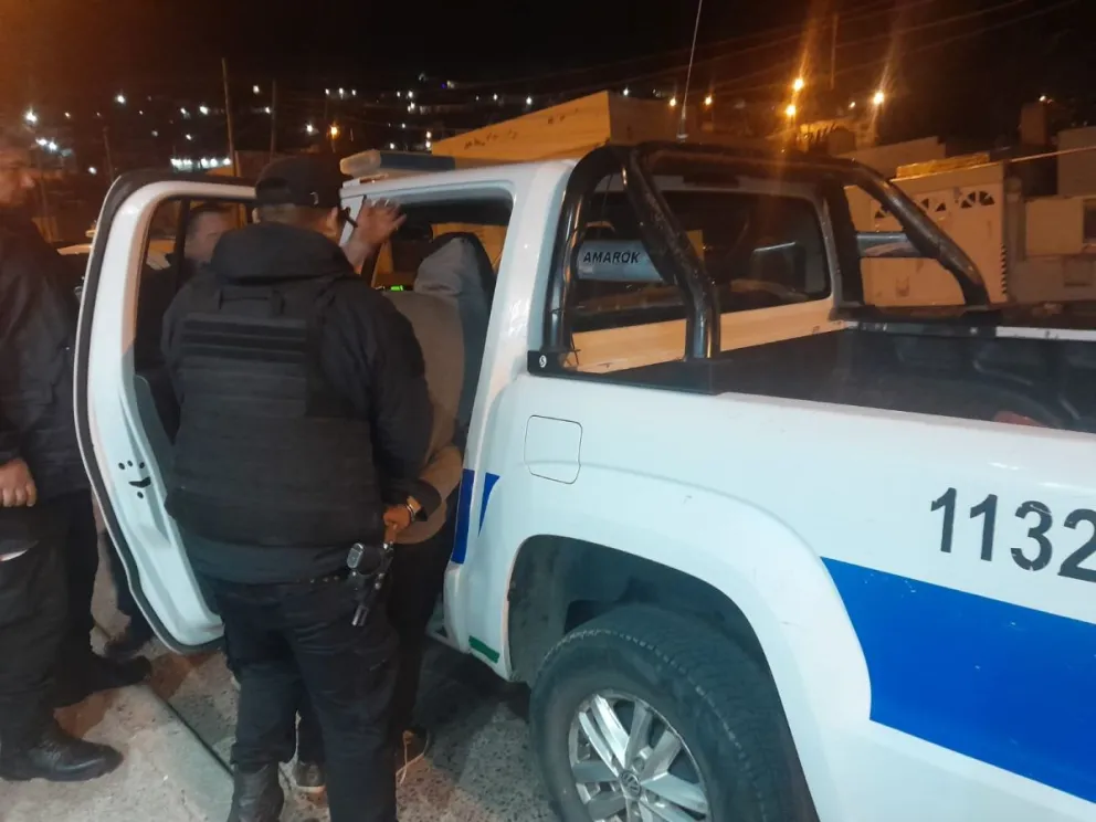 Detienen a un joven dentro de un local comercial