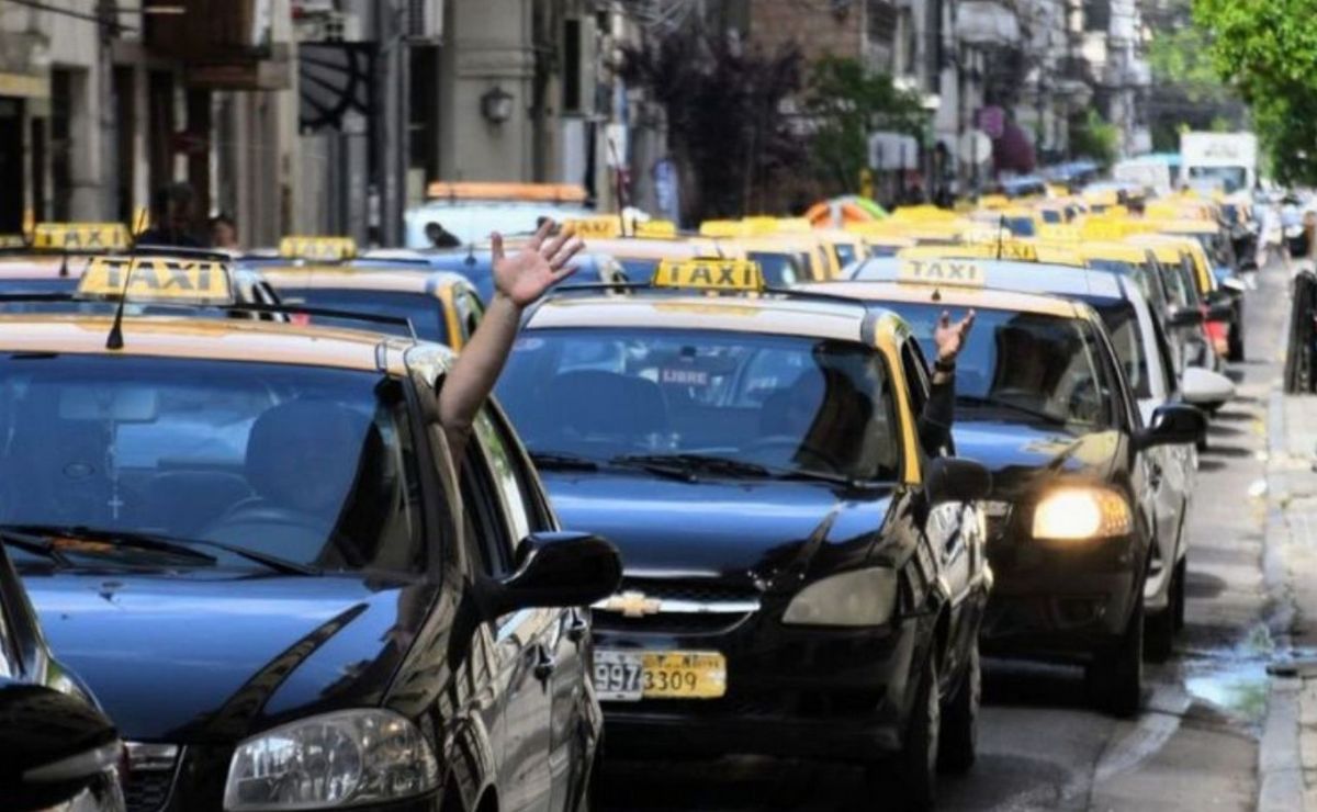Al volante de una historia: homenaje a los taxistas argentinos